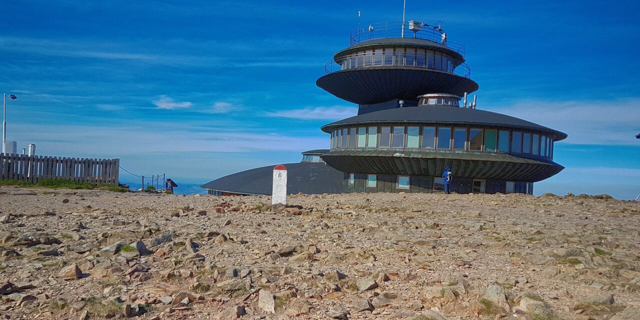 Wchodzimy na Śnieżkę: Jak się przygotować do wędrówki na królową Karkonoszy?