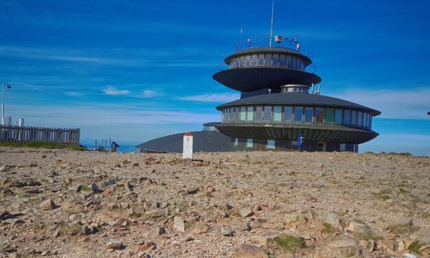 Wchodzimy na Śnieżkę: Jak się przygotować do wędrówki na królową Karkonoszy?